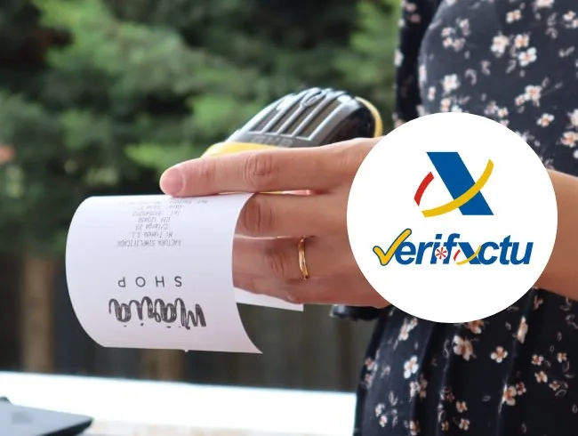 Ticket impreso desde el TPV de Catinfog junto al logotipo de Verifactu
